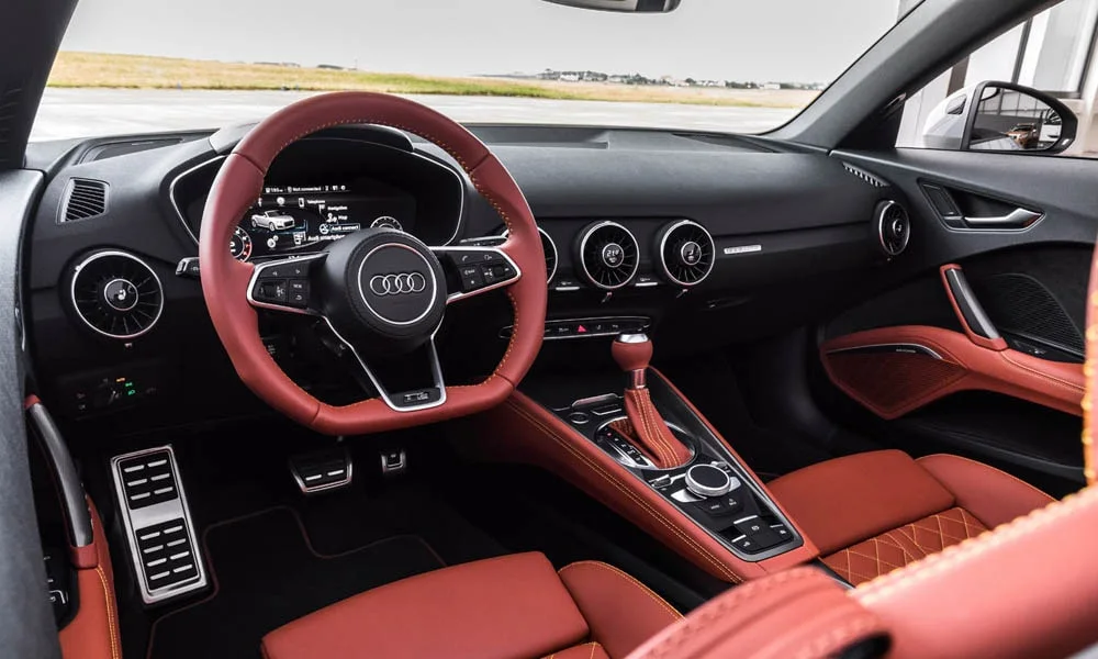 Фото Audi TT — интерьер, фото 6. Общий план салона: посадка, материалы и организация пространства в красно-чёрной гамме. Светлая гамма зрительно расширяет салон, тёмная — практичнее в уходе Audi TT — интерьер, фото 6