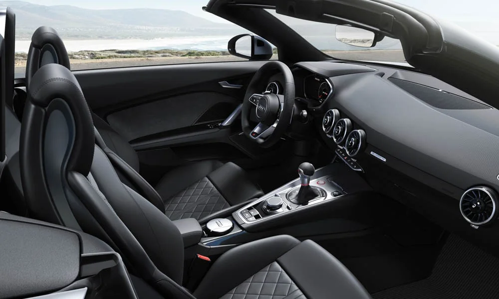 Фото Audi TT — интерьер, фото 8. Общий план салона: архитектура панели, консоль и кресла Audi TT — интерьер, фото 8