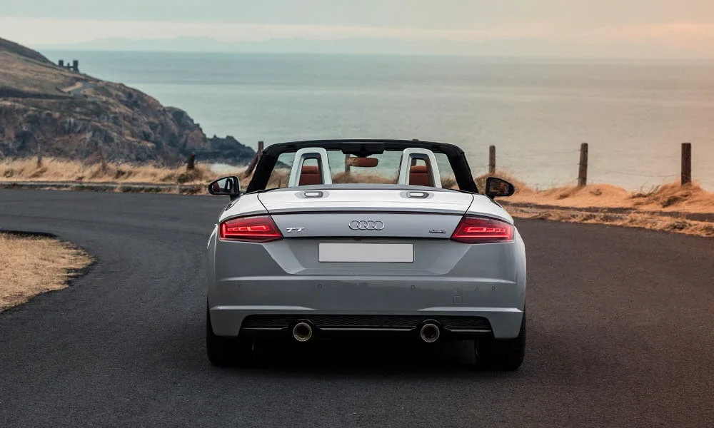 Фото Audi TT — вид сзади, фото 16. Графика фонарей, бампер и оформление пятой двери Audi TT — вид сзади, фото 16