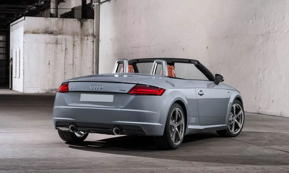 Фото Audi TT — вид сзади, фото 17. Корма в сером цвете: графика фонарей и пластика пятой двери Audi TT — вид сзади, фото 17
