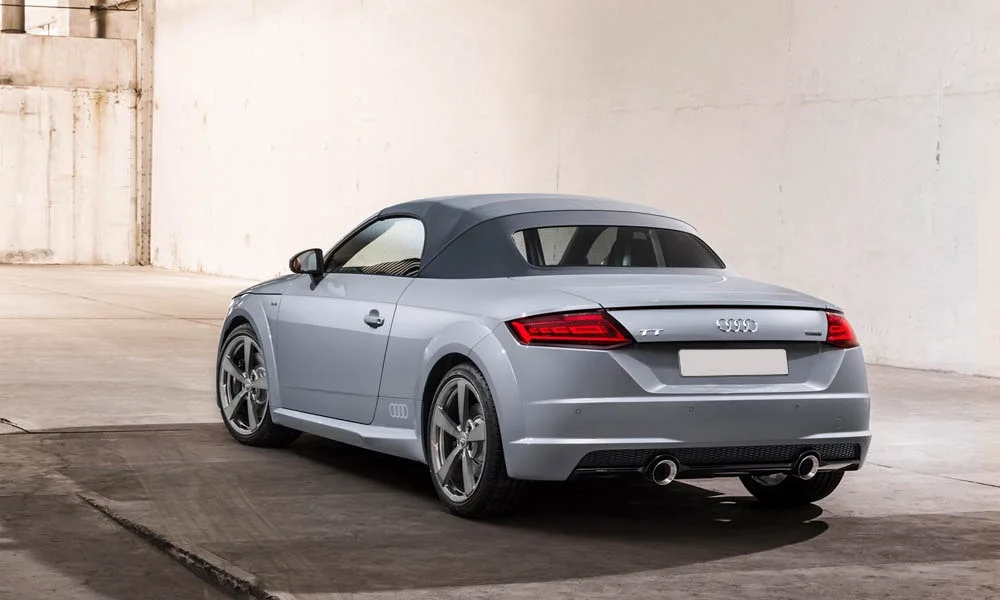 Фото Audi TT — вид сзади, фото 18. Графика фонарей, бампер и оформление пятой двери Audi TT — вид сзади, фото 18