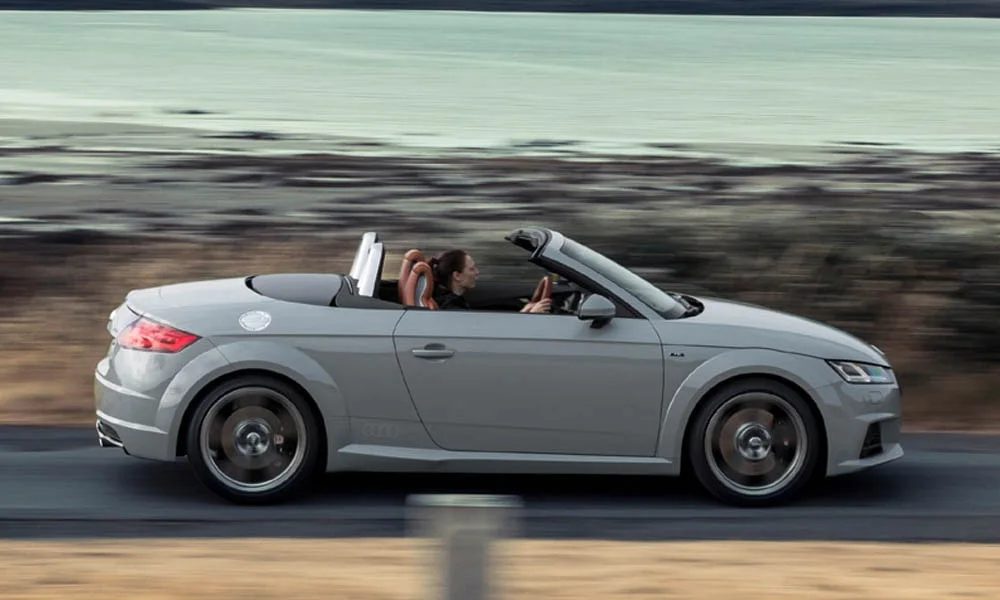 Фото Audi TT — вид сзади, фото 19. Корма в сером цвете: графика фонарей и пластика пятой двери. Светодиодная полоса или раздельные секции — задняя оптика стала главным украшением кормы Audi TT — вид сзади, фото 19