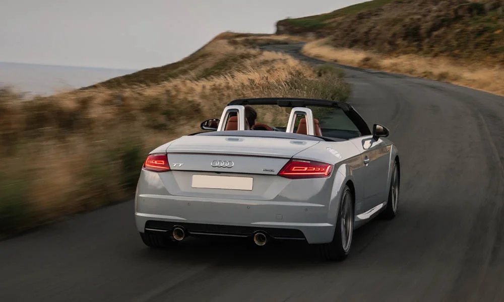 Фото Audi TT — вид сзади, фото 20. Линия крыши, стойки и задняя дверь в сером исполнении. Насадки выхлопа или их имитация внизу бампера различают версии Audi TT — вид сзади, фото 20