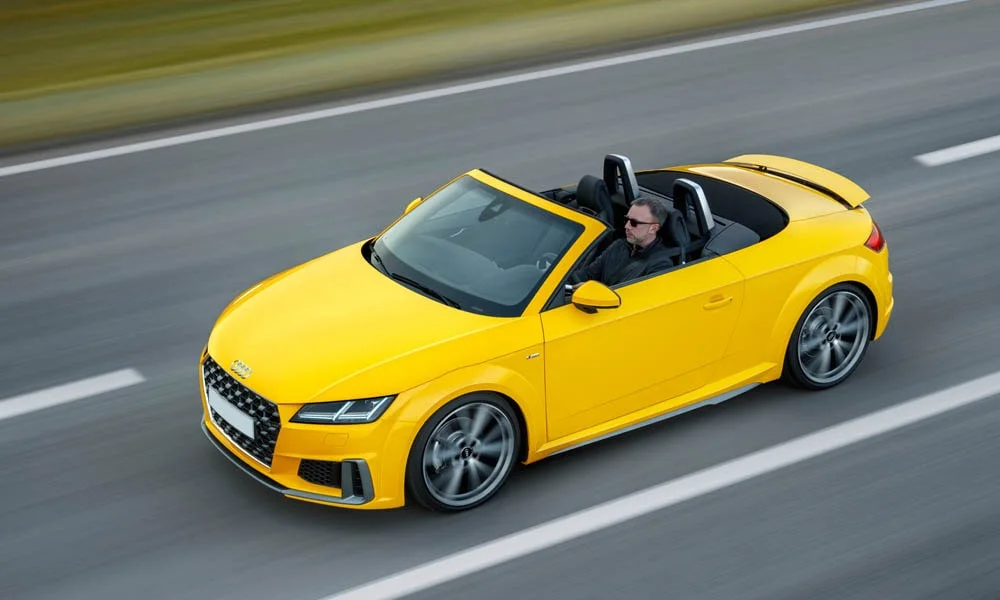 Фото Audi TT — крыша. Линия крыши и панорамное остекление с высоты. Рейлинги рассчитаны на поперечины для бокса или велокреплений Audi TT — крыша