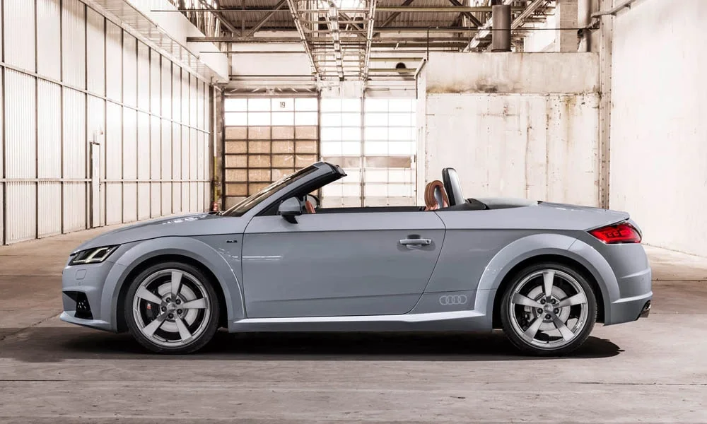 Фото Audi TT — вид сбоку, фото 2. Профиль в сером цвете: соотношение колёсной базы и свесов. Хромированные или чёрные молдинги окон отличают комплектации Audi TT — вид сбоку, фото 2