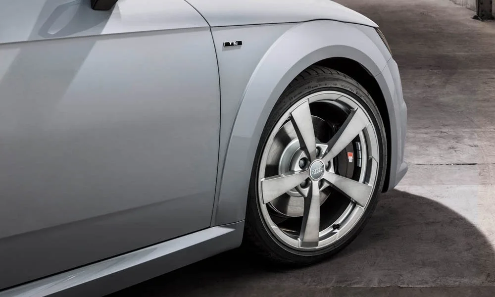 Фото Audi TT — вид сбоку, фото 3. Профиль кузова: колёсная база, свесы и линия остекления. Длинная база — простор второго ряда; короткие свесы упрощают парковку Audi TT — вид сбоку, фото 3