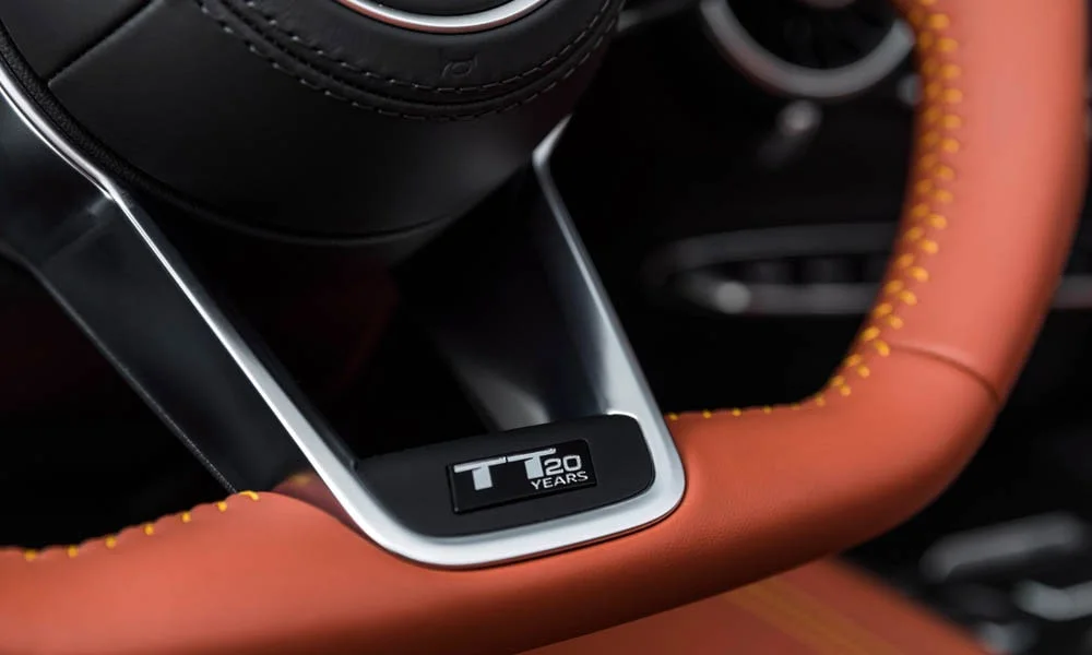 Фото Audi TT — руль, фото 4. Обшивка обода и компоновка спиц крупным планом. Клавиши на спицах управляют медиа, круизом и ассистентами — руки остаются на руле Audi TT — руль, фото 4