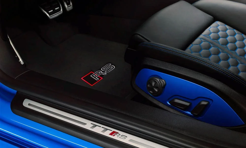 Фото Audi TT RS — дверная карта, фото 2. Дверная карта в тёмно-синей отделке: подлокотник, динамик и блок стеклоподъёмников. Мягкая вставка в зоне локтя — то, что чувствуешь каждый день Audi TT RS — дверная карта, фото 2