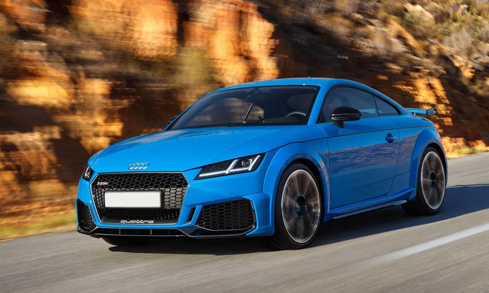Фото Audi TT RS — вид спереди, фото 5. Передок в синем исполнении — крупная светотехника и выразительный бампер. Дневные ходовые огни включаются автоматически с запуском Audi TT RS — вид спереди, фото 5