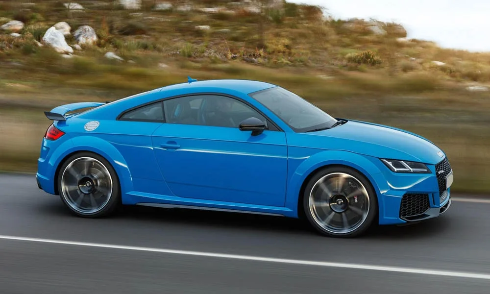 Фото Audi TT RS — вид спереди, фото 6. Анфас: пропорции капота, посадка кузова и графика ходовых огней. Рисунок ходовых огней — подпись модели, по нему её узнают в потоке Audi TT RS — вид спереди, фото 6