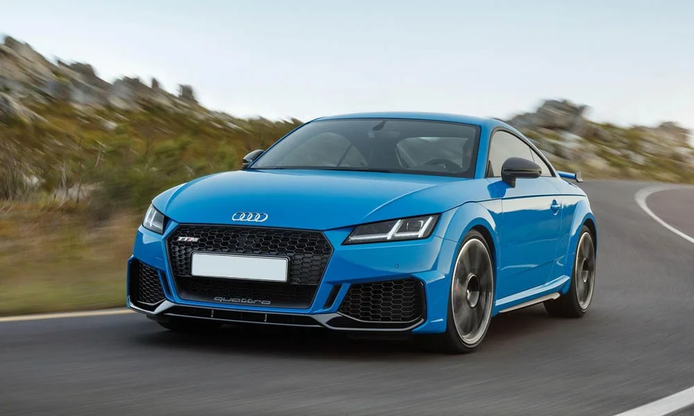 Фото Audi TT RS — вид спереди, фото 7. Оптика, решётка и бампер — первое впечатление о модели. Рисунок ходовых огней — подпись модели, по нему её узнают в потоке Audi TT RS — вид спереди, фото 7