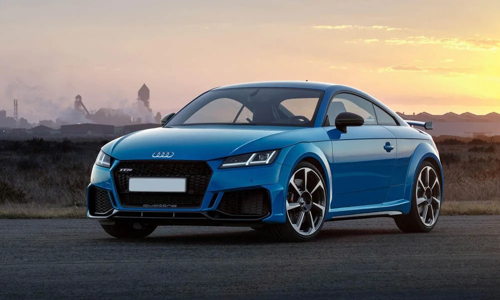 Фото Audi TT RS — вид спереди, фото 8. Оптика, решётка и бампер — первое впечатление о модели. Дневные ходовые огни включаются автоматически с запуском Audi TT RS — вид спереди, фото 8