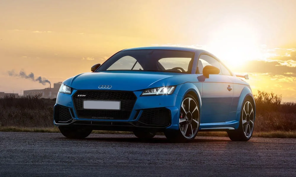 Фото Audi TT RS — вид спереди, фото 9. Оптика, решётка и бампер — первое впечатление о модели. Рисунок ходовых огней — подпись модели, по нему её узнают в потоке Audi TT RS — вид спереди, фото 9