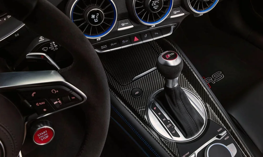 Фото Audi TT RS — селектор коробки передач. Селектор трансмиссии на центральной консоли. Режимы движения и электронный ручник собраны рядом с селектором Audi TT RS — селектор коробки передач
