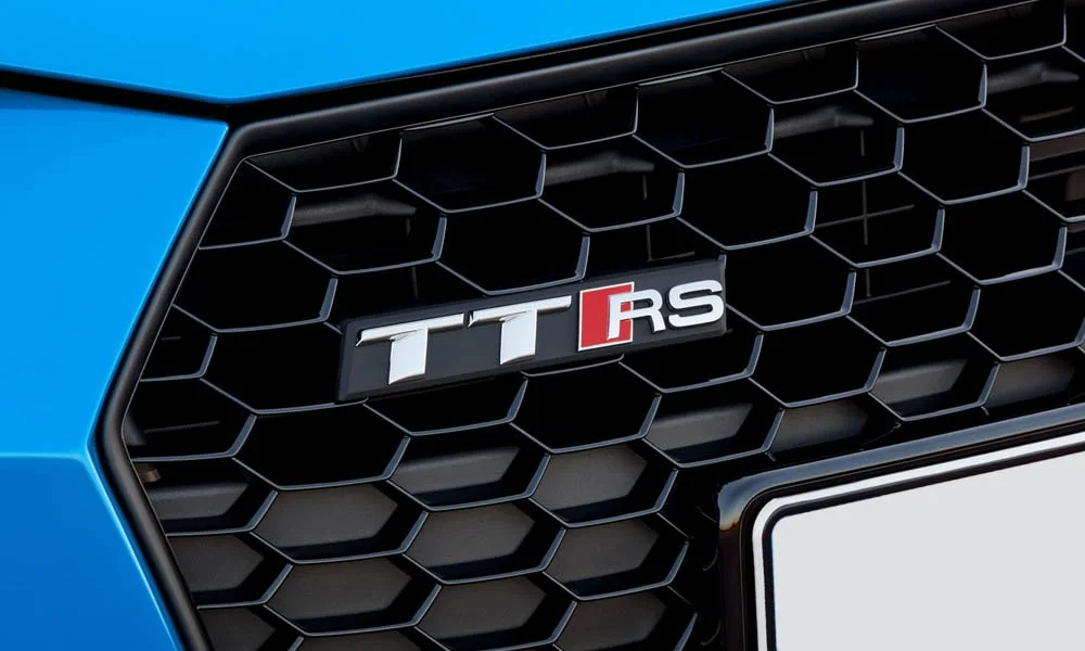 Фото Audi TT RS — решётка радиатора, фото 2. Фирменный рисунок облицовки — визитная карточка марки Audi TT RS — решётка радиатора, фото 2