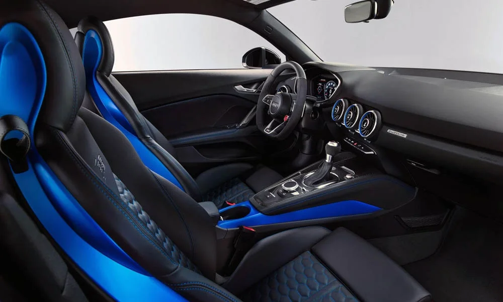 Фото Audi TT RS — интерьер. Интерьер с тёмно-синей отделкой — видно сочетание материалов панели и кресел Audi TT RS — интерьер