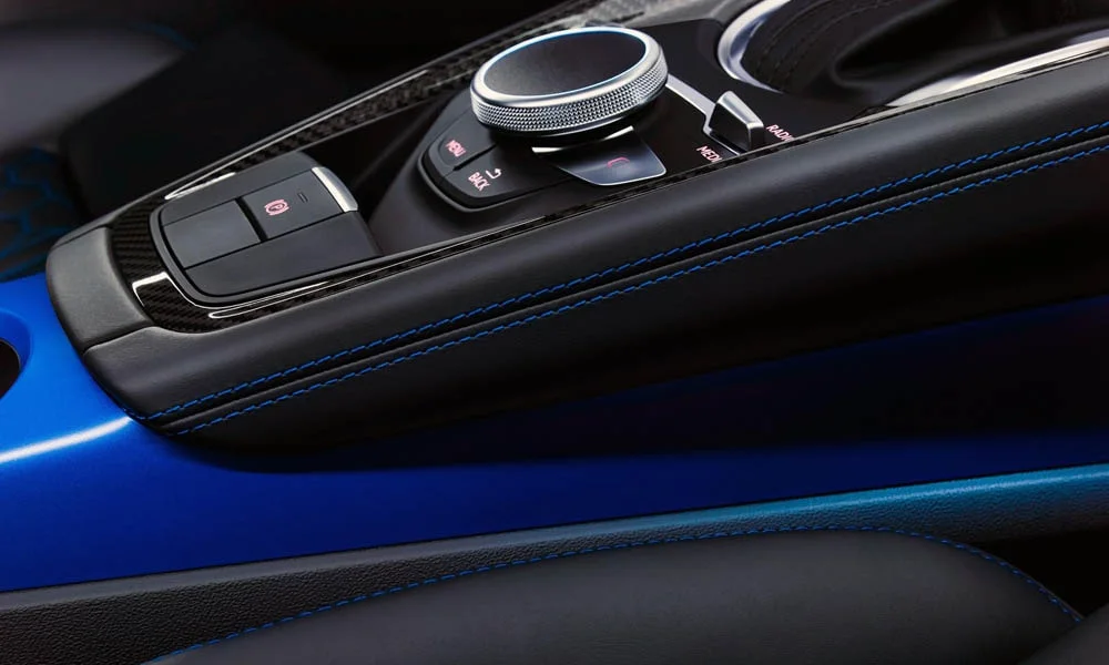Фото Audi TT RS — интерьер, фото 2. Общий план салона: архитектура панели, консоль и кресла. Светлая гамма зрительно расширяет салон, тёмная — практичнее в уходе Audi TT RS — интерьер, фото 2