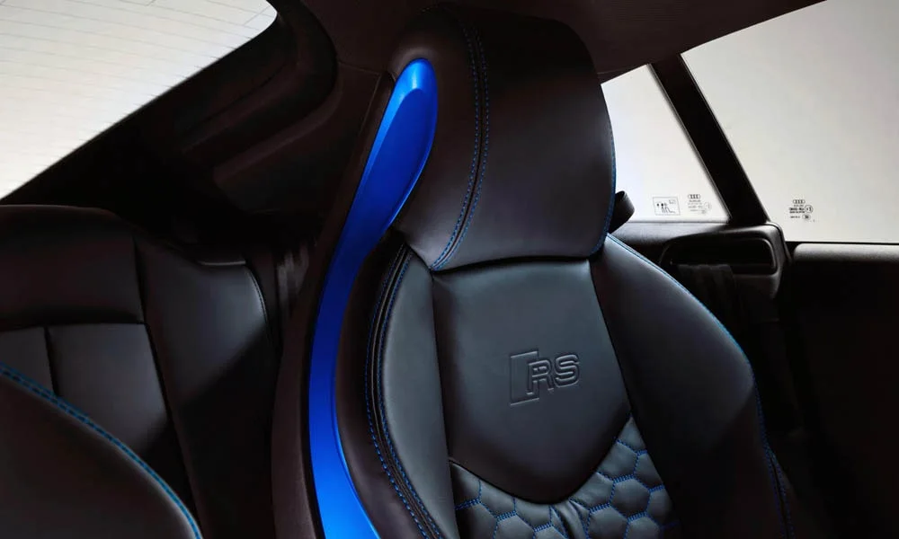 Фото Audi TT RS — интерьер, фото 3. Общий план салона: архитектура панели, консоль и кресла. Светлая гамма зрительно расширяет салон, тёмная — практичнее в уходе Audi TT RS — интерьер, фото 3