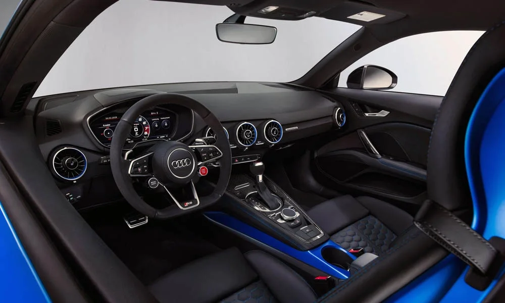Фото Audi TT RS — интерьер, фото 4. Общий план салона: архитектура панели, консоль и кресла. Уровень отделки читается по стыкам панелей и мягким поверхностям в зонах касания Audi TT RS — интерьер, фото 4