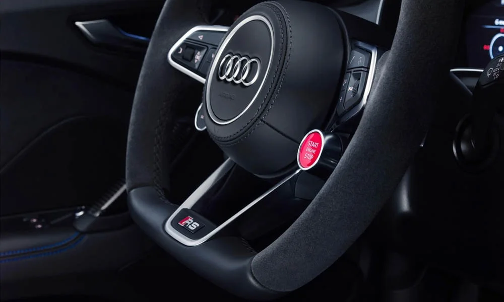 Фото Audi TT RS — интерьер, фото 5. Общий план салона: архитектура панели, консоль и кресла. Светлая гамма зрительно расширяет салон, тёмная — практичнее в уходе Audi TT RS — интерьер, фото 5