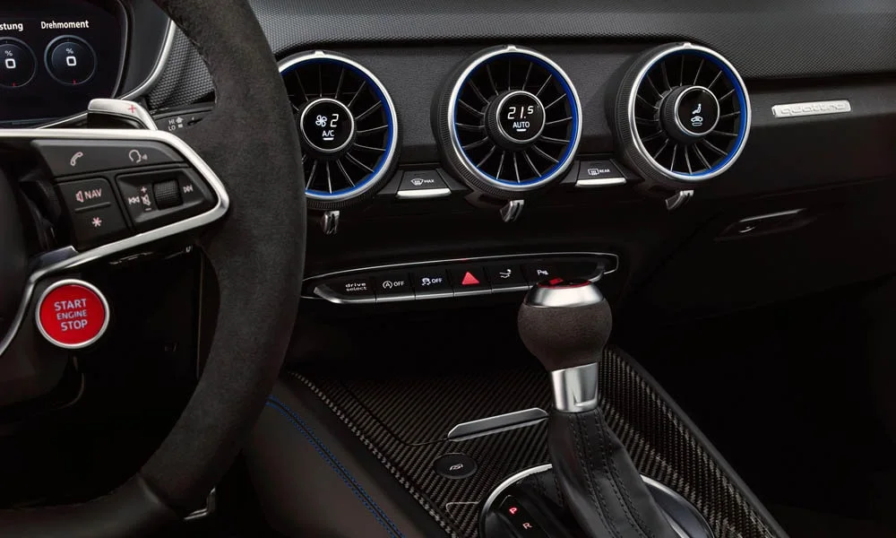 Фото Audi TT RS — интерьер, фото 6. Общий план салона: архитектура панели, консоль и кресла Audi TT RS — интерьер, фото 6