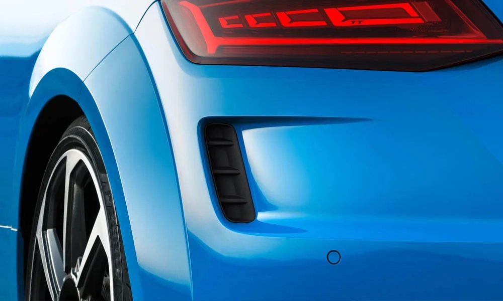 Фото Audi TT RS — интерьер, фото 7. Общий план салона: архитектура панели, консоль и кресла. Уровень отделки читается по стыкам панелей и мягким поверхностям в зонах касания Audi TT RS — интерьер, фото 7