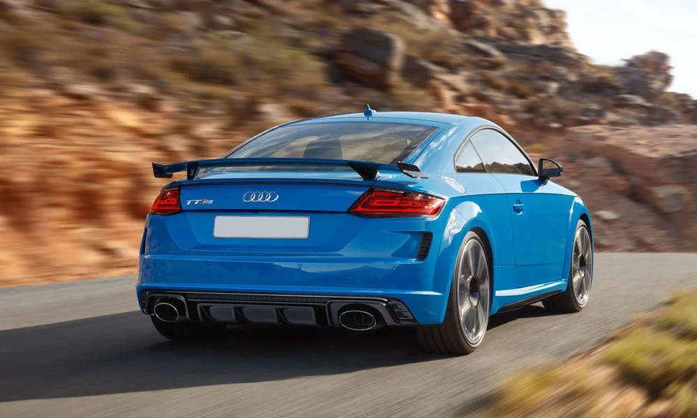 Фото Audi TT RS — вид сзади, фото 4. Линия крыши, стойки и задняя дверь в синем исполнении. Насадки выхлопа или их имитация внизу бампера различают версии Audi TT RS — вид сзади, фото 4