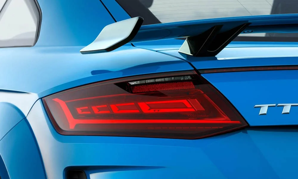 Фото Audi TT RS — вид сзади, фото 5. Синий кузов сзади — фонари и бампер определяют ночной образ модели. Светодиодная полоса или раздельные секции — задняя оптика стала главным украшением кормы Audi TT RS — вид сзади, фото 5