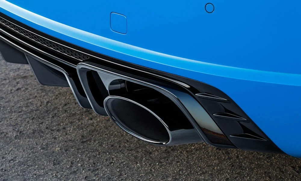 Фото Audi TT RS — вид сзади, фото 6. Синий кузов сзади — фонари и бампер определяют ночной образ модели. Светодиодная полоса или раздельные секции — задняя оптика стала главным украшением кормы Audi TT RS — вид сзади, фото 6