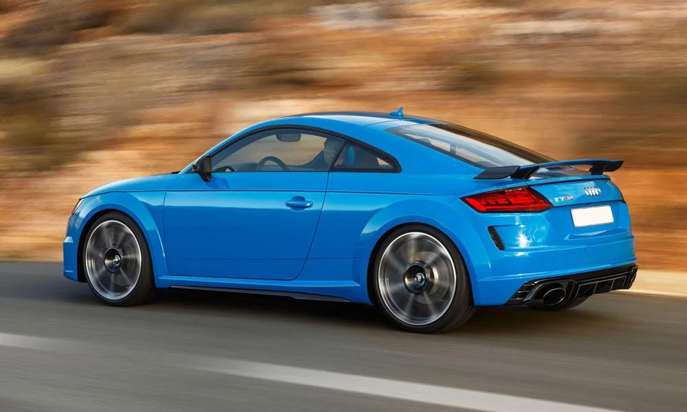 Фото Audi TT RS — вид сзади, фото 7. Корма в синем цвете: графика фонарей и пластика пятой двери. Светодиодная полоса или раздельные секции — задняя оптика стала главным украшением кормы Audi TT RS — вид сзади, фото 7