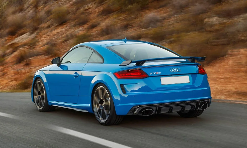 Фото Audi TT RS — вид сзади, фото 8. Корма в синем цвете: графика фонарей и пластика пятой двери Audi TT RS — вид сзади, фото 8