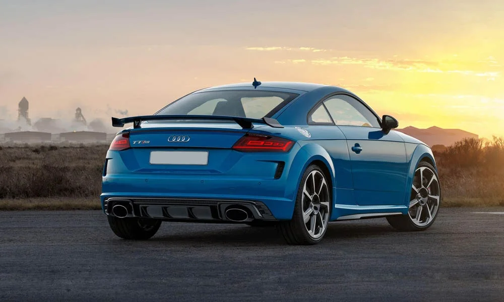 Фото Audi TT RS — вид сзади, фото 9. Синий кузов сзади — фонари и бампер определяют ночной образ модели. Насадки выхлопа или их имитация внизу бампера различают версии Audi TT RS — вид сзади, фото 9