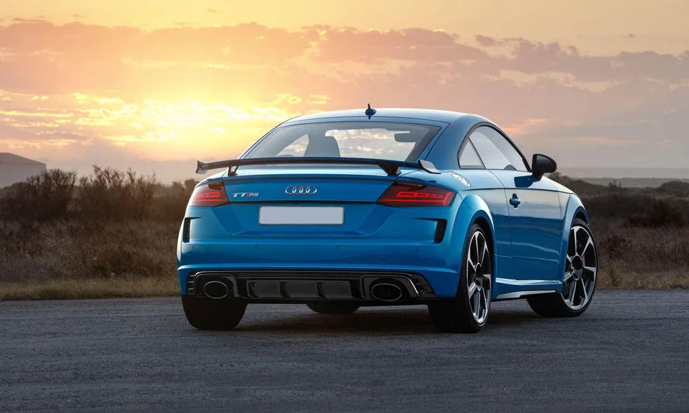 Фото Audi TT RS — вид сзади, фото 10. Синий кузов сзади — фонари и бампер определяют ночной образ модели. Насадки выхлопа или их имитация внизу бампера различают версии Audi TT RS — вид сзади, фото 10