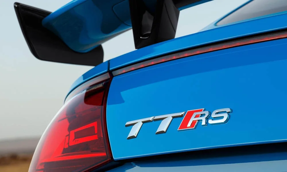 Фото Audi TT RS — вид сзади, фото 11. Графика фонарей, бампер и оформление пятой двери. Светодиодная полоса или раздельные секции — задняя оптика стала главным украшением кормы Audi TT RS — вид сзади, фото 11