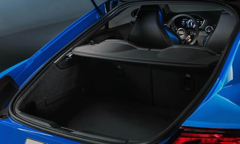 Фото Audi TT RS — багажник. Форма проёма, ровный пол и организация пространства. Электропривод двери с датчиком под бампером — руки заняты, багажник открыт Audi TT RS — багажник