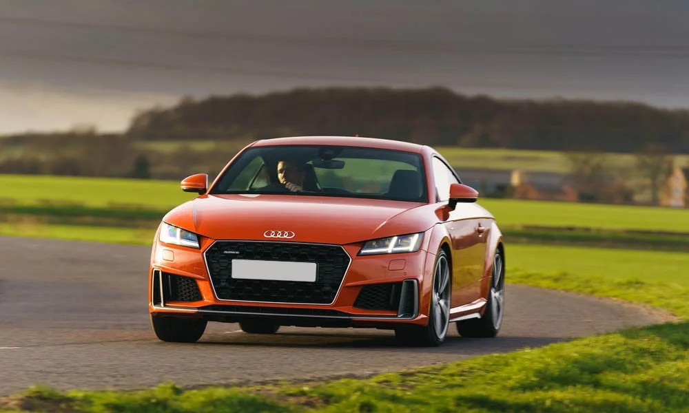 Фото Audi TT — вид спереди, фото 4. Анфас: пропорции капота, посадка кузова и графика ходовых огней Audi TT — вид спереди, фото 4