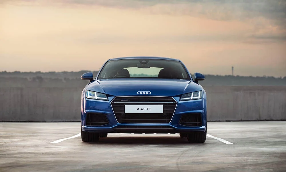 Фото Audi TT — вид спереди, фото 7. Передок в синем исполнении — крупная светотехника и выразительный бампер Audi TT — вид спереди, фото 7