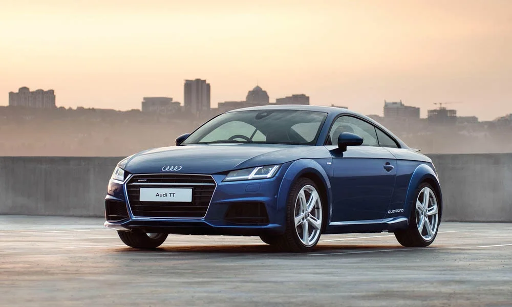 Фото Audi TT — вид спереди, фото 9. Кузов в синем цвете: рисунок оптики и решётки задаёт узнаваемое «лицо» модели. Дневные ходовые огни включаются автоматически с запуском Audi TT — вид спереди, фото 9
