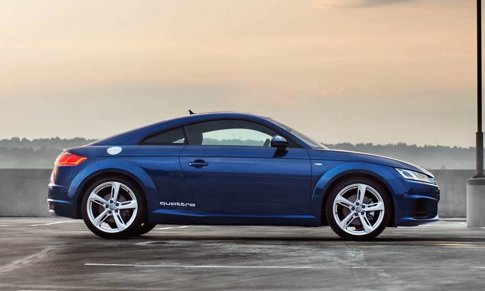 Фото Audi TT — вид спереди, фото 10. Анфас: пропорции капота, посадка кузова и графика ходовых огней. Рисунок ходовых огней — подпись модели, по нему её узнают в потоке Audi TT — вид спереди, фото 10