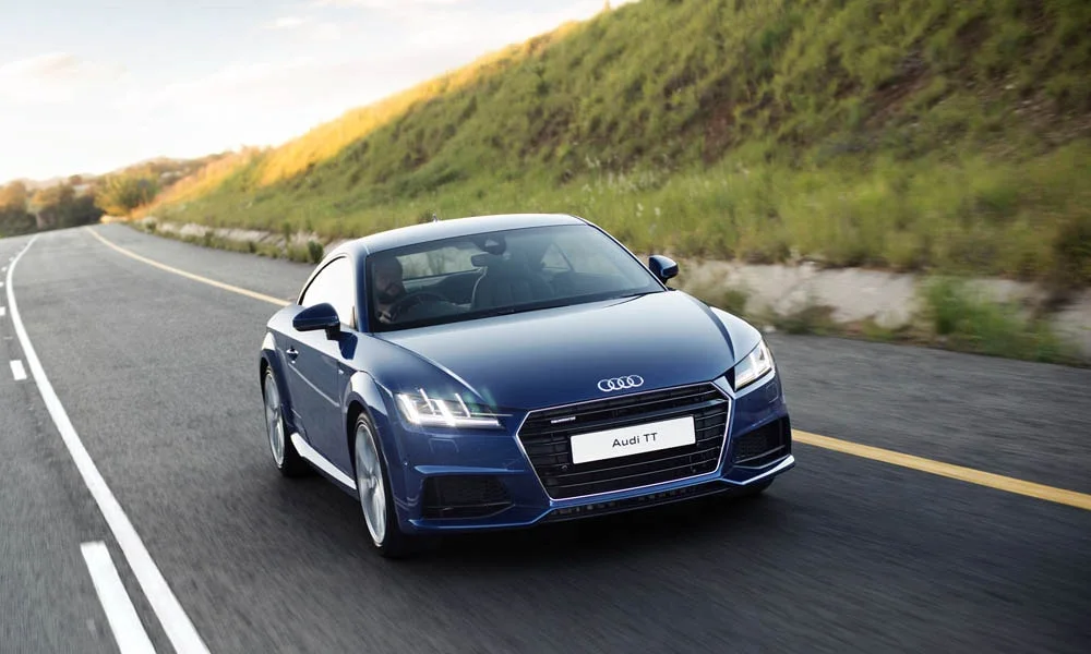 Фото Audi TT — вид спереди, фото 11. Оптика, решётка и бампер — первое впечатление о модели. Рисунок ходовых огней — подпись модели, по нему её узнают в потоке Audi TT — вид спереди, фото 11