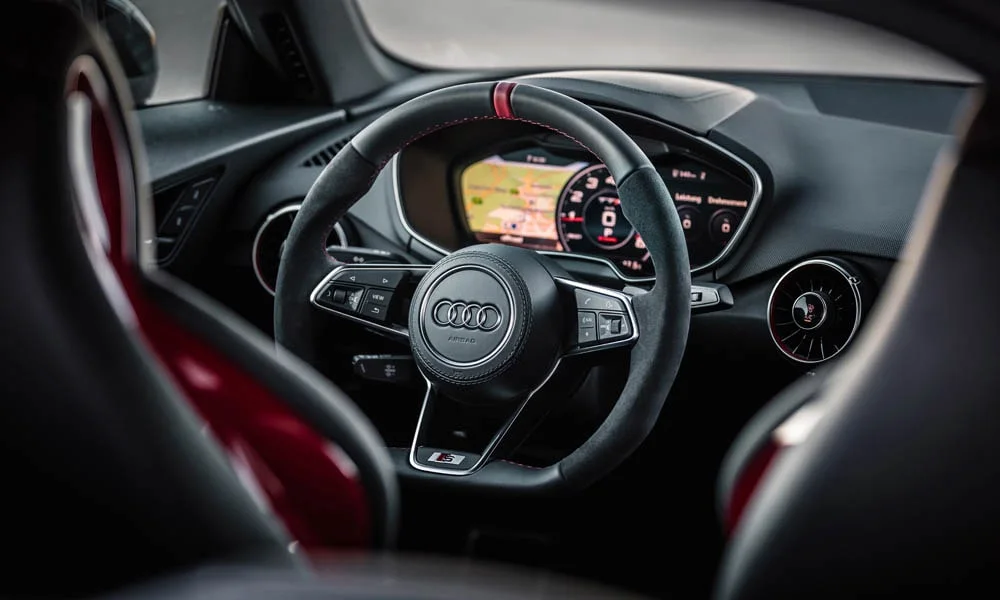 Фото Audi TT — приборная панель. Скорость, запас хода и подсказки ассистентов перед глазами. Запас хода и расход выводятся крупно — главные цифры ежедневных поездок Audi TT — приборная панель