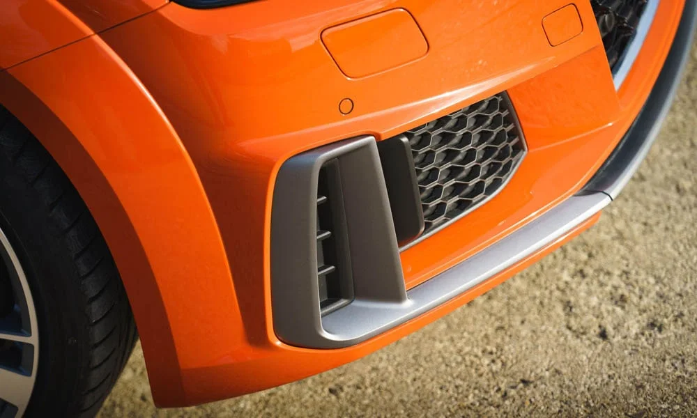 Фото Audi TT — решётка радиатора. Фирменный рисунок облицовки — визитная карточка марки. Активные жалюзи за решёткой закрываются на трассе ради аэродинамики — есть у ряда моделей Audi TT — решётка радиатора