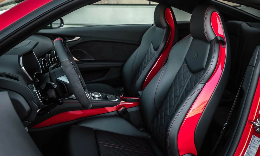 Фото Audi TT — интерьер. Общий план салона: архитектура панели, консоль и кресла. Уровень отделки читается по стыкам панелей и мягким поверхностям в зонах касания Audi TT — интерьер