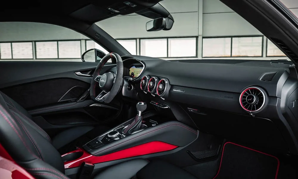 Фото Audi TT — интерьер, фото 2. Интерьер с красно-чёрной отделкой — видно сочетание материалов панели и кресел Audi TT — интерьер, фото 2