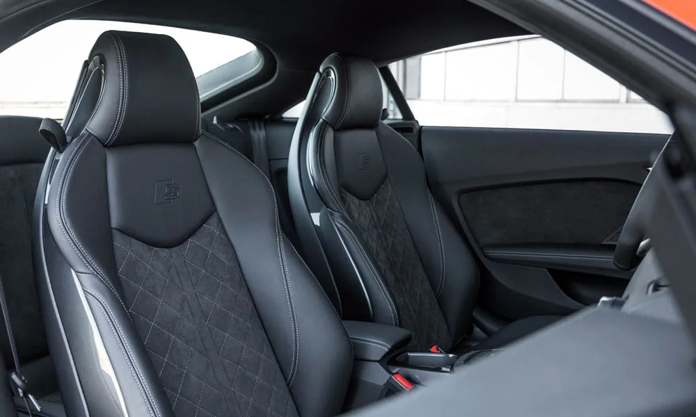 Фото Audi TT — интерьер, фото 5. Общий план салона: архитектура панели, консоль и кресла Audi TT — интерьер, фото 5