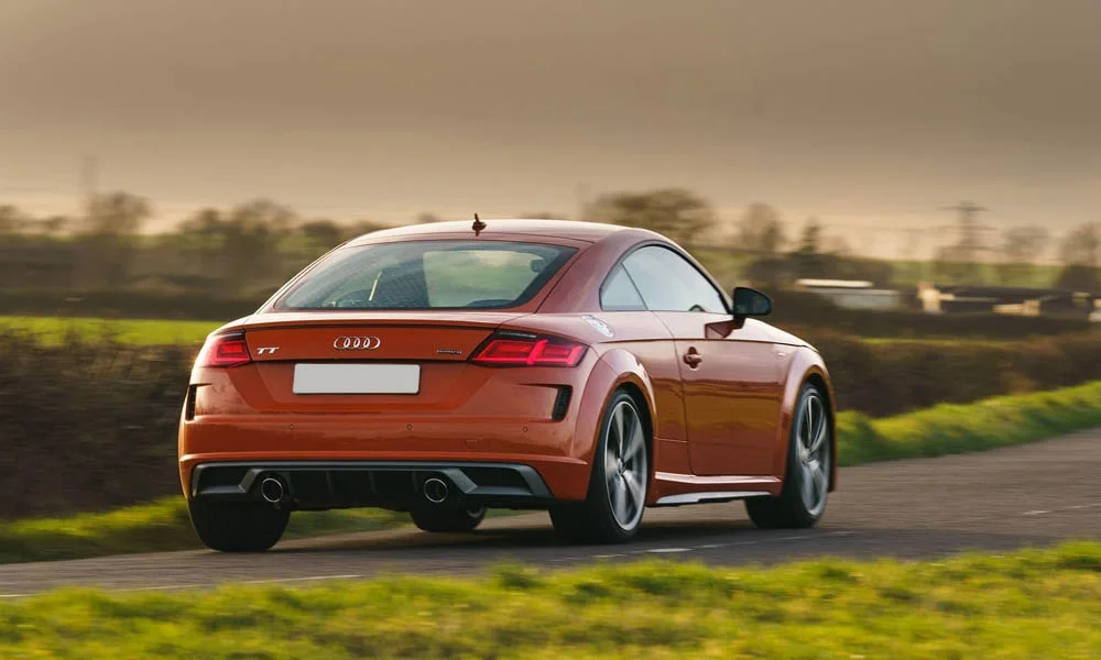 Фото Audi TT — вид сзади, фото 3. Графика фонарей, бампер и оформление пятой двери Audi TT — вид сзади, фото 3