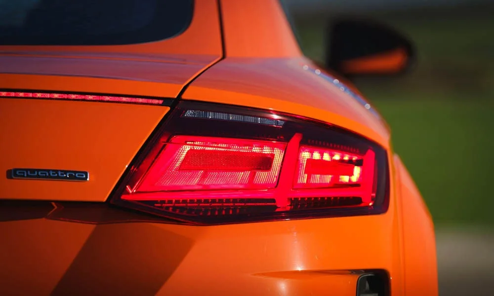 Фото Audi TT — вид сзади, фото 4. Оранжевый кузов сзади — фонари и бампер определяют ночной образ модели Audi TT — вид сзади, фото 4