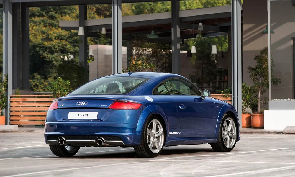 Фото Audi TT — вид сзади, фото 6. Графика фонарей, бампер и оформление пятой двери. Насадки выхлопа или их имитация внизу бампера различают версии Audi TT — вид сзади, фото 6
