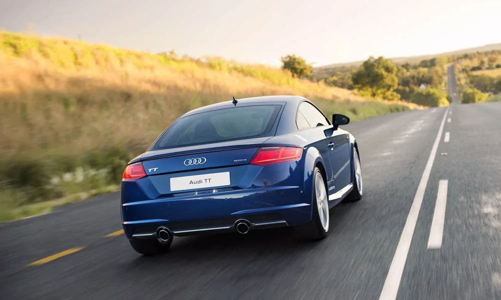 Фото Audi TT — вид сзади, фото 7. Корма в синем цвете: графика фонарей и пластика пятой двери. Насадки выхлопа или их имитация внизу бампера различают версии Audi TT — вид сзади, фото 7