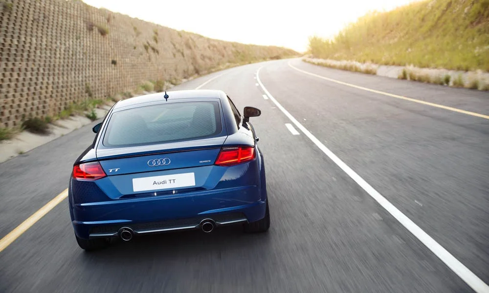 Фото Audi TT — вид сзади, фото 8. Линия крыши, стойки и задняя дверь в синем исполнении. Светодиодная полоса или раздельные секции — задняя оптика стала главным украшением кормы Audi TT — вид сзади, фото 8